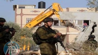 الاحتلال يحاصر منزلا جنوب الخليل ويهدد أصحابه بهدمه