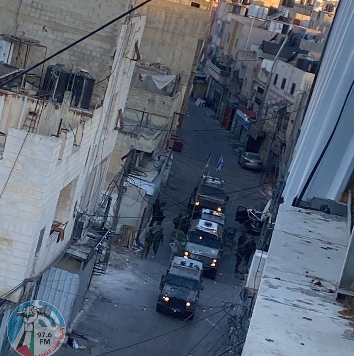 الاحتلال يعتقل ثمانية مواطنين من مخيم الفوار ويصعد من إجراءاته في الخليل