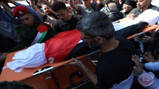 أهالي نابلس يشيعون جثمان الشهيدة الطفلة بانا بكر