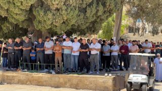 40 ألفا يؤدون صلاة الجمعة في المسجد الأقصى