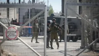 الاحتلال يغلق حاجز شعفاط ويعرقل حركة المرور في محيط القدس