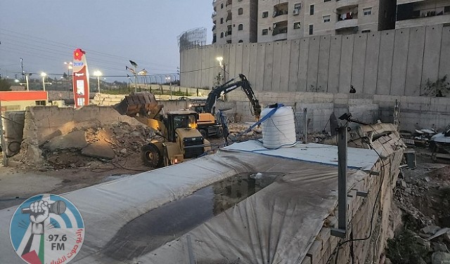 الاحتلال يهدم منشآت تجارية قرب مخيم شعفاط العسكري