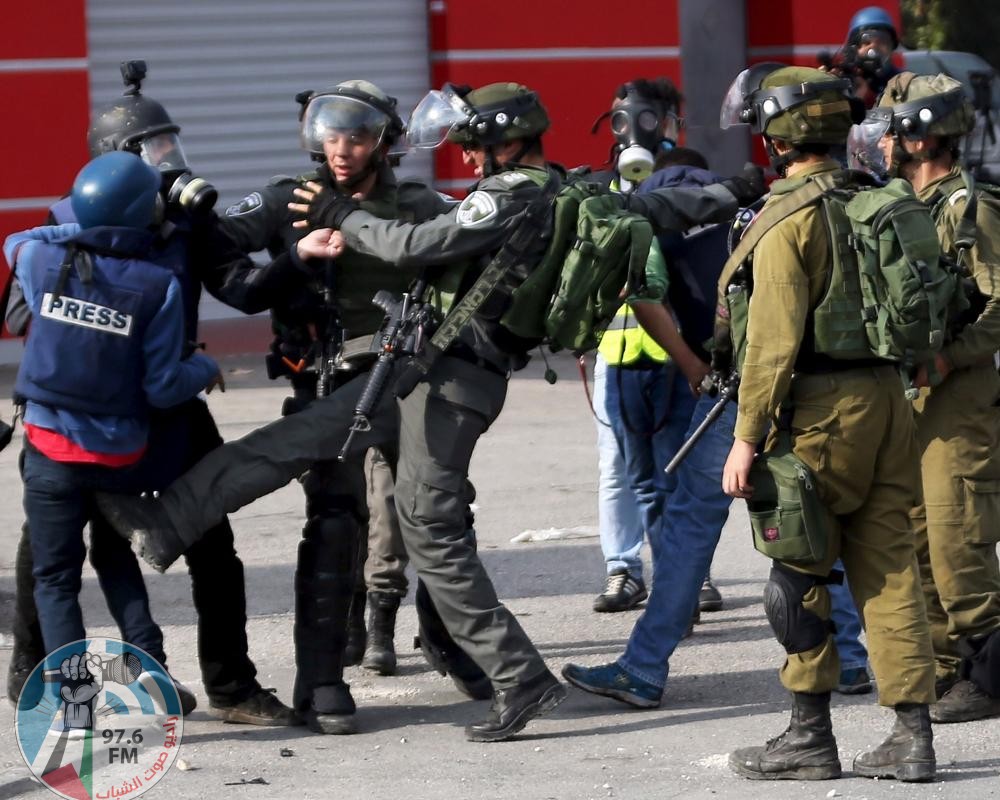 الاحتلال يعتقل صحفية من بيت حنينا وشابا من مخيم قلنديا