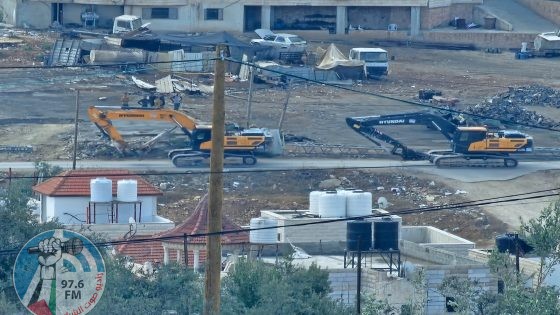 الاحتلال يهدم منزلا وبئر مياه في بلدة إذنا غرب الخليل
