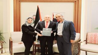 محافظ سلفيت ووزير الاقتصاد يشيدان بباحثة حصلت على درجة الماجستير في العلاقات العامة المعاصرة