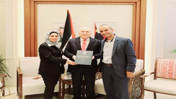 محافظ سلفيت ووزير الاقتصاد يشيدان بباحثة حصلت على درجة الماجستير في العلاقات العامة المعاصرة