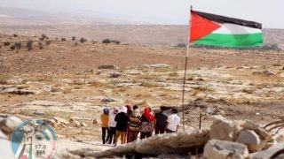 الاحتلال يعتقل مواطنا ومستعمروه يعتدون على رئيس مجلس قروي سوسية بمسافر يطا