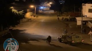 الاحتلال يصيب شابا ويعتقل ثلاثة آخرين إثر اقتحامه نابلس