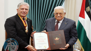 الرئيس يقلد رئيس مكتب تمثيل جمهورية البرازيل نجمة الصداقة