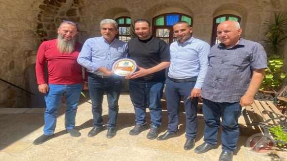 وفد من مخابرات الخليل يزور لجنة اعمار الخليل