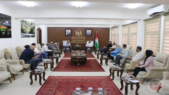 محافظ الخليل يبحث الاستعدادات لبدء العام الدراسي في المناطق المغلقة