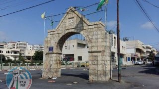 قوات الاحتلال تحتجز مواطنين على مدخل الخضر