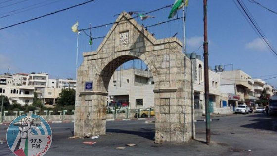 قوات الاحتلال تحتجز مواطنين على مدخل الخضر
