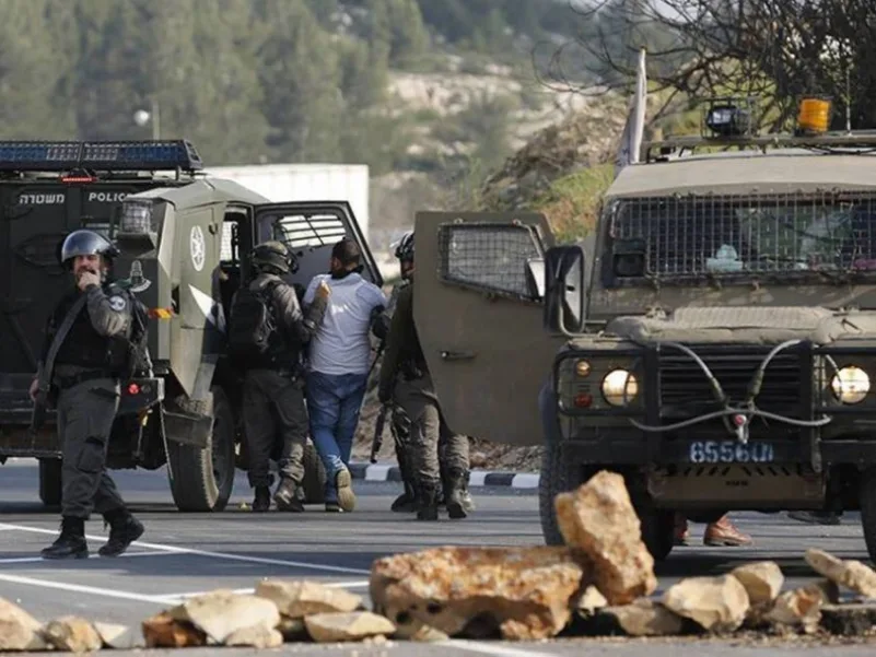 الاحتلال يحتجز نحو 20 شابا ويخضعهم لتحقيق ميداني في بيت سوريك