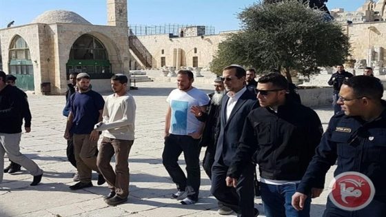 فرض قيود على دخول المصلين- عضو الكنيست “فيجلن” يقتحم الأقصى