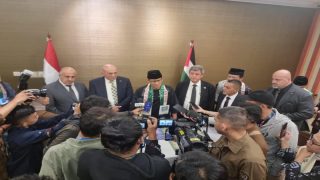 الوزير الحايك ونظيره الاندونيسي يوقعان مذكرة تفاهم لجذب السياحة الاسلامية الى فلسطين