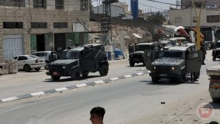 الاحتلال يعتقل مواطنين وينكل بآخرين في الخليل