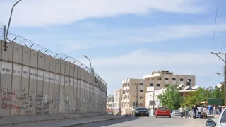 الاحتلال يغلق طريق الجدار ببلدة الرام شمال القدس