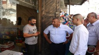محافظ الخليل لأهالي مخيم الفوّار:”أنتم عنوان الصمود على الأرض ولا بديل للترحيل الا العودة​​​​​​​”