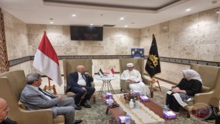 الوزير الحايك يلتقي الإمام الأكبر في إندونيسيا ويلقي محاضرة بجامعة يارس عن فلسطين