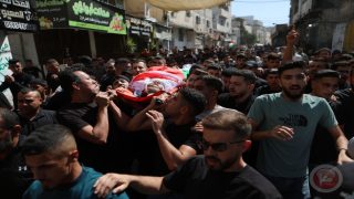 أهالي مخيم الفوار يشيّعون جثمان الشهيد يحيى عوض