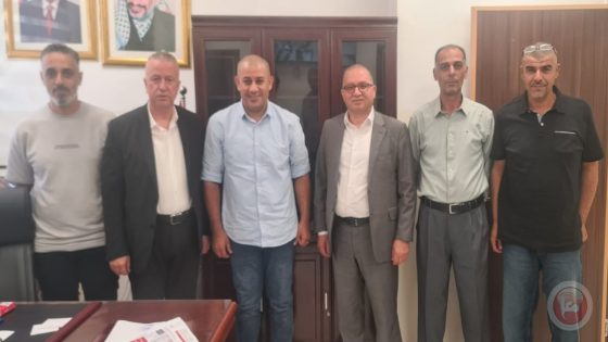 غرفة الخليل واتحاد الصناعات الباستيكية يناقشون اوضاع محافظة الخليل مع الشؤون المدينة