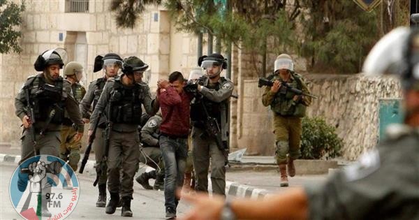 الاحتلال يعتقل شابين من أبو ديس ويفرض مخالفات على المواطنين في سلوان