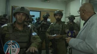الاحتلال يقتحم ويغلق مكتب قناة الجزيرة برام الله ويمنعها من العمل لمدة 45 يوما