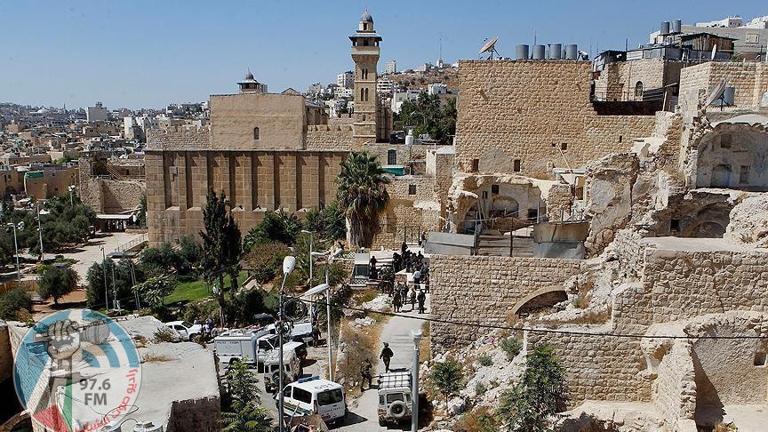 آلاف المستوطنين بحماية قوات الاحتلال يؤدون طقوسا استفزازية بالحرم الإبراهيمي