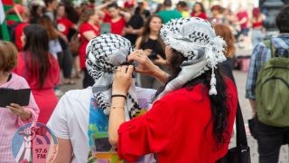 متحف في نيويورك يطرد ثلاثة موظفين ارتدوا الكوفية الفلسطينية