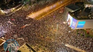 نصف مليون إسرائيلي يتظاهرون في تل أبيب للضغط على حكومة نتنياهو