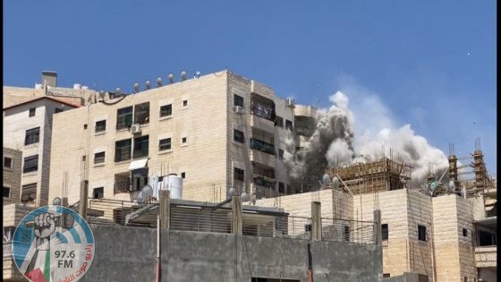 الاحتلال يفجر ويحرق محلات تجارية لمعتقل من صفا غرب رام الله