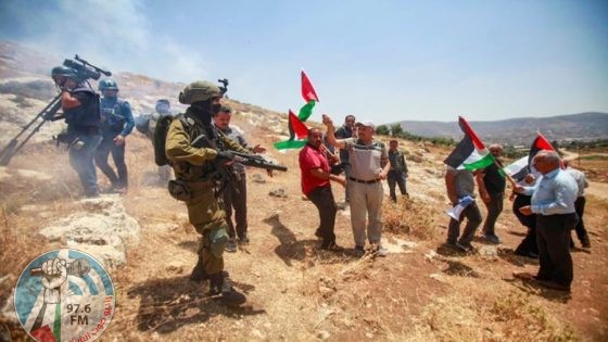 مستوطنون يهاجمون أم صفا ويطلقون النار صوب منازل المواطنين