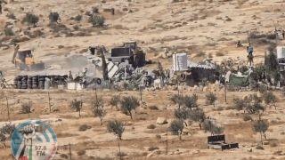 الاحتلال يهدم “بركسا” سكنيا وبئر مياه في خربة قلقس جنوب الخليل