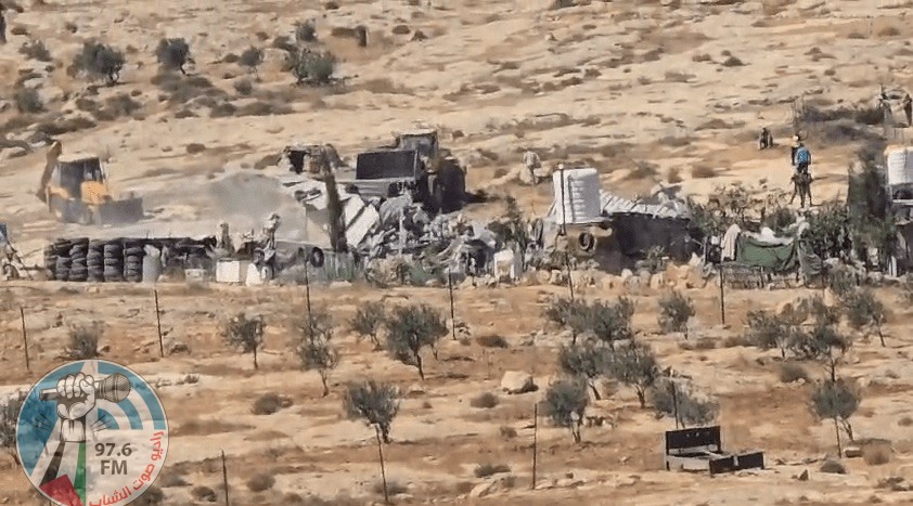 الاحتلال يهدم “بركسا” سكنيا وبئر مياه في خربة قلقس جنوب الخليل