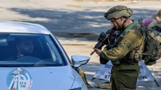 الاحتلال يغلق عدة حواجز عسكرية ويعرقل حركة المواطنين بالضفة