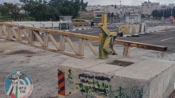 الاحتلال يواصل اغلاق مدخل بلدة اذنا غرب الخليل لليوم الـ35