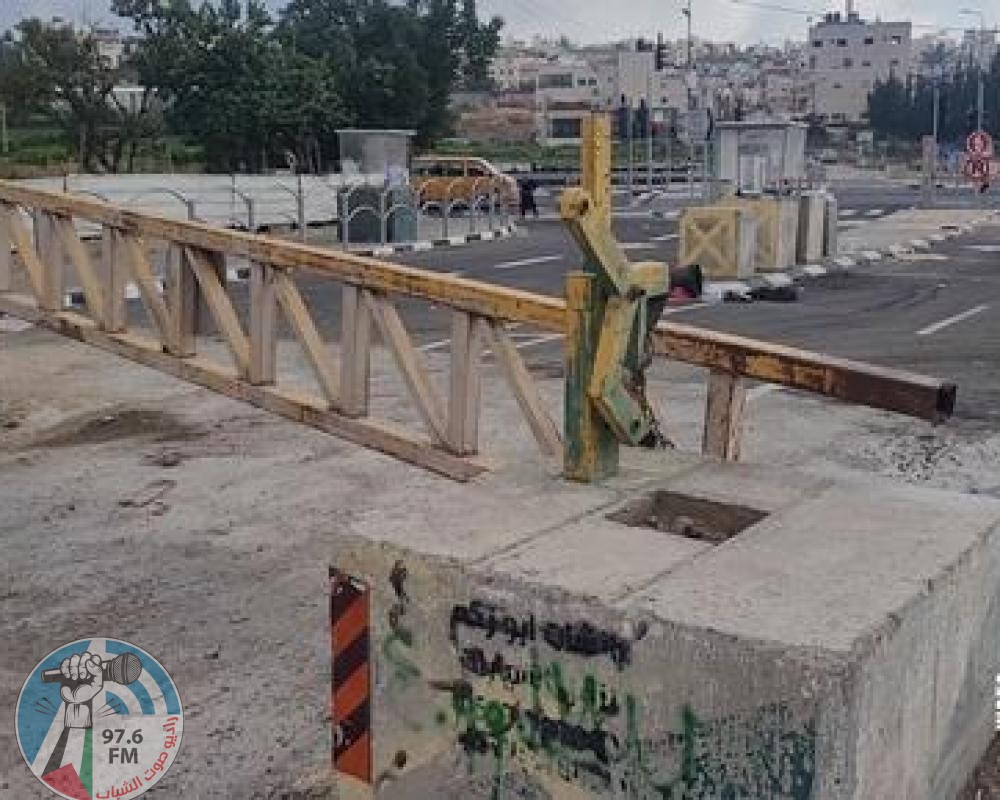 الاحتلال يواصل اغلاق مدخل بلدة اذنا غرب الخليل لليوم الـ35