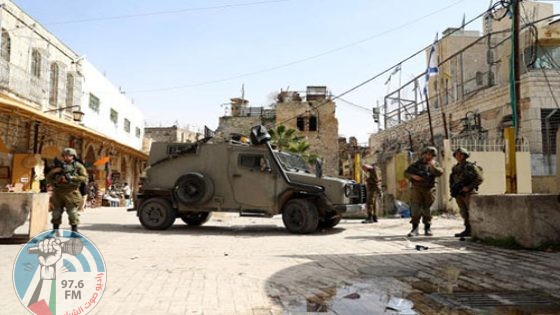 الاحتلال يحتجز عددا من المواطنين في البلدة القديمة بمدينة الخليل