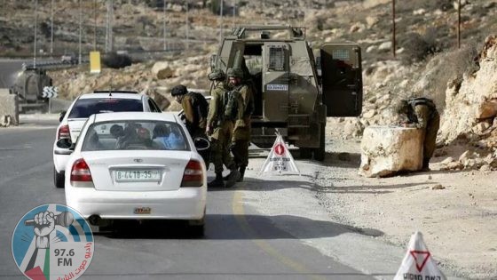 الاحتلال يفتش عدة منازل ويستولي على مركبتين في الخليل