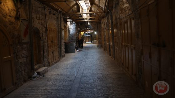 صور.. الإضراب يشل الحياة في الخليل حدادا على أرواح شهداء مجزرة طولكرم