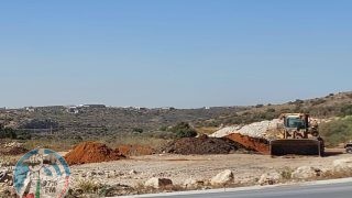 الاحتلال يواصل تجريف أراضٍ في الزاوية غرب سلفيت