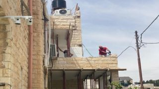 عائلتان تجبران على هدم منشآتها في القدس