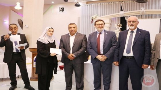 محافظ الخليل ووزير الزراعة يسلمان مساعدات مالية ضمن مشروع “دعم النمو الاقتصادي للمزارعين” في شمال المحافظة