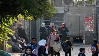 صور- الاحتلال يمنع تلاميذ مدرسة قرطبة في الخليل من الوصول لمدرستهم