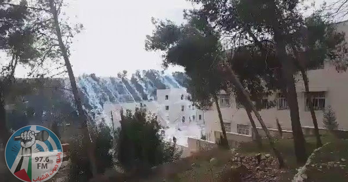 إصابات بالاختناق جراء إلقاء الغاز السام باتجاه مدرسة العروب الثانوية
