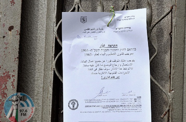 الاحتلال يسلّم إخطارات بهدم أربعة “بركسات” في إذنا غرب الخليل