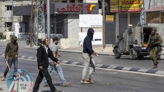 مستوطنون يعتدون على مواطن ويستولون على مركبته شرق رام الله