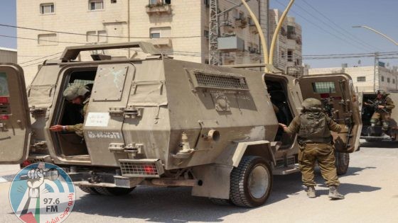الاحتلال يعتقل 11 مواطنا من رام الله ويجدد إغلاق مقر اتحاد لجان المرأة