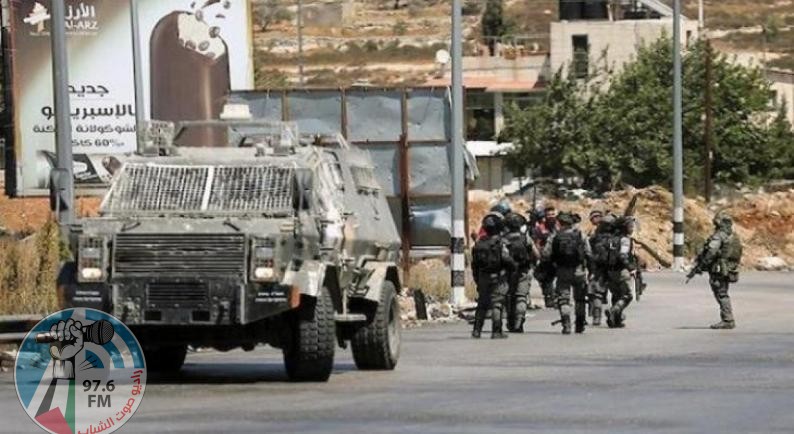 الاحتلال يعتقل 15 موطنا في مخيم العروب شمال الخليل